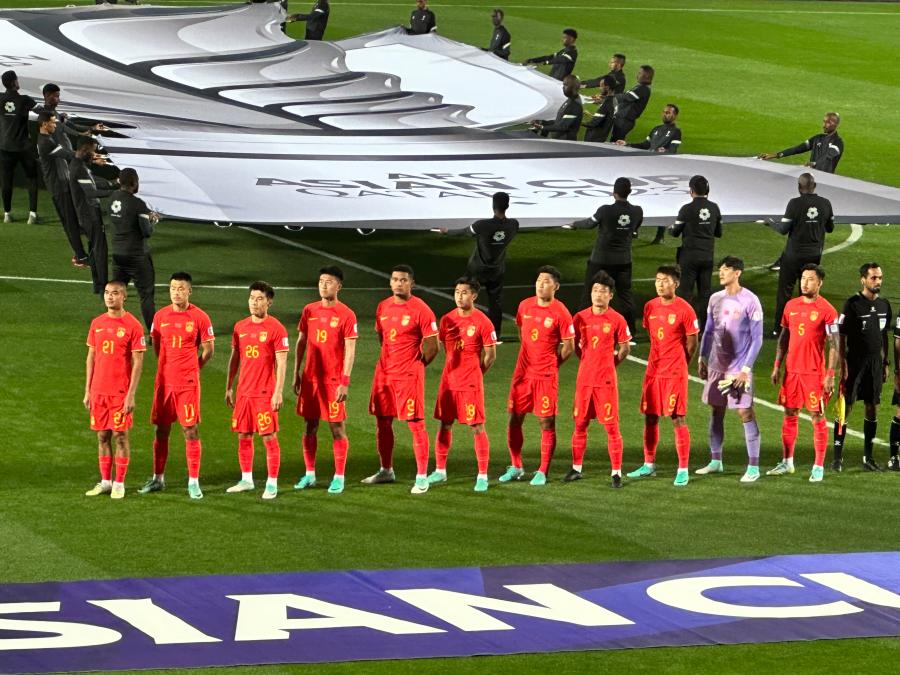 国足亚洲杯首战没输已是万幸,调整之后还有戏