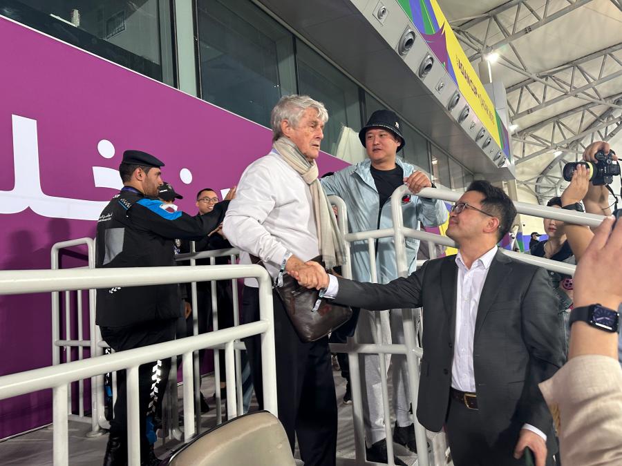 国足亚洲杯首战没输已是万幸,调整之后还有戏