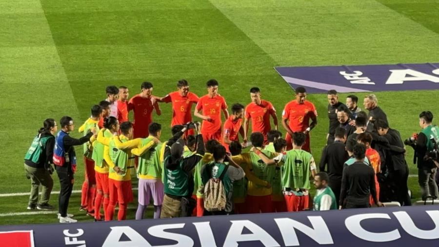 国足亚洲杯首战没输已是万幸,调整之后还有戏