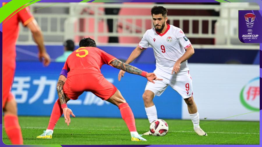 国足亚洲杯首战没输已是万幸,调整之后还有戏