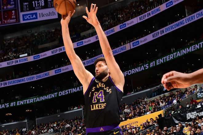 湖人轻取太阳锁定西部前四 克勒贝尔低迷引裁机