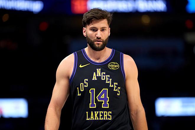 湖人轻取太阳锁定西部前四 克勒贝尔低迷引裁机