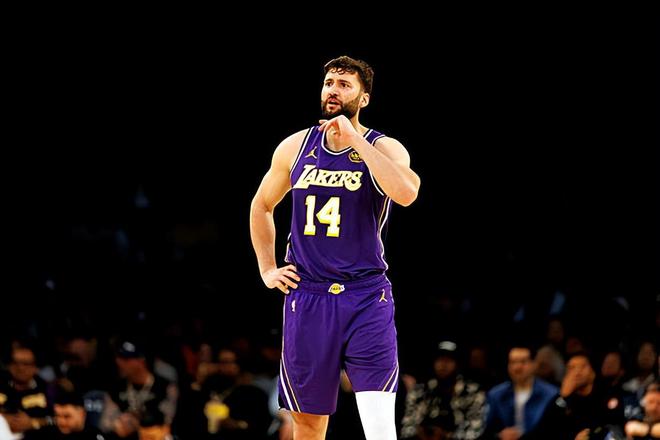 湖人轻取太阳锁定西部前四 克勒贝尔低迷引裁机