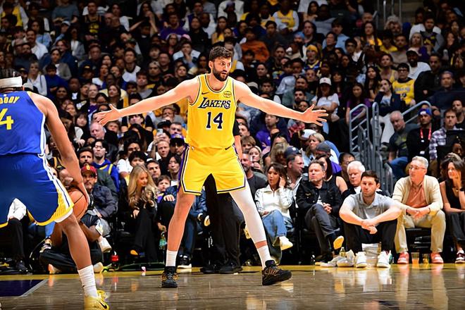 湖人轻取太阳锁定西部前四 克勒贝尔低迷引裁机