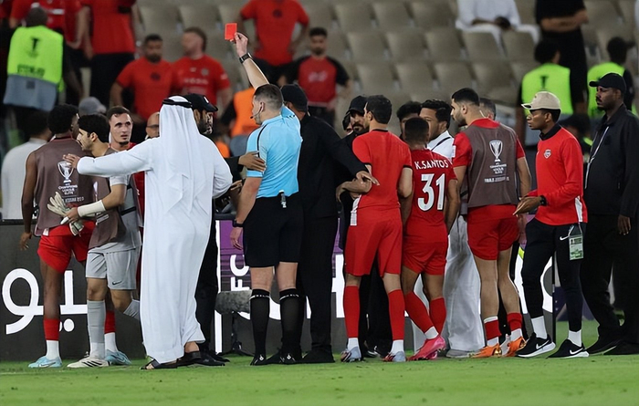 亚冠半决赛争议判罚引球员围攻主裁 町田泽维亚