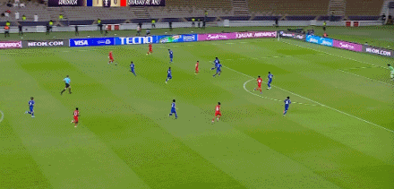 亚冠半决赛争议判罚引球员围攻主裁 町田泽维亚