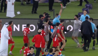 亚冠半决赛争议判罚引球员围攻主裁 町田泽维亚