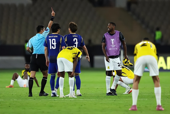 亚冠半决赛争议判罚引球员围攻主裁 町田泽维亚